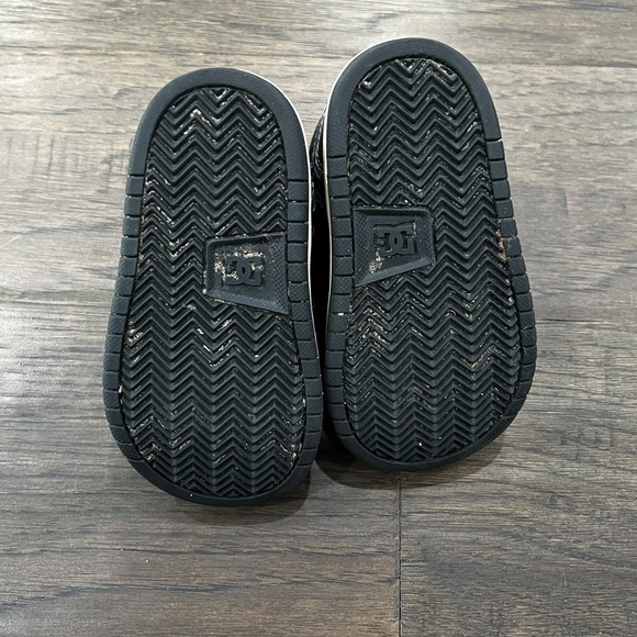Kids Size 5 DC Shoes - Picture 7 of 8